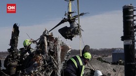 VIDEO: Puing Helikopter Black Hawk Diangkat dari Sungai Potomac