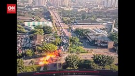 VIDEO: Detik-detik Pesawat Kecil Jatuh di Jalan Raya Brasil