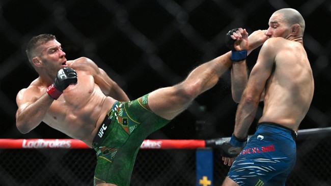 Dricus Du Plessis membalas ejekan Khamzat Chimaev yang meremehkan duel Du Plessis vs Sean Strickland di UFC 312, Minggu (10/2).