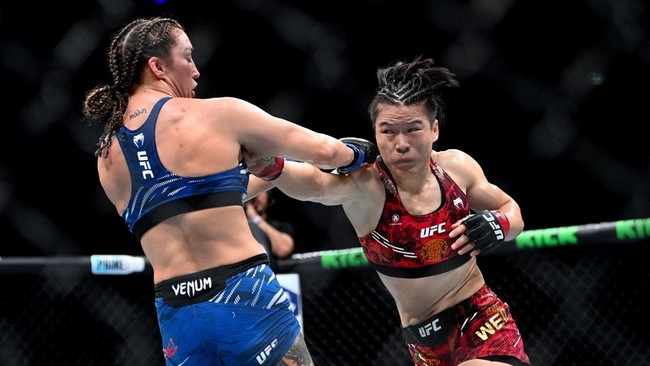 Zhang Weili berhasil mempertahankan gelar juara dunia kelas straw putri UFC setelah mengalahkan Tatiana Suarez dalam penampilan yang dominan.