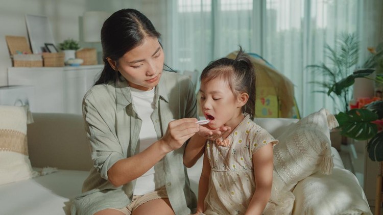 5 Kesalahan Orang Tua saat Memberikan Obat ke Anak, Jangan Anggap Remeh Bun! 5 Kesalahan Orang Tua saat Memberikan Obat ke Anak, Jangan Anggap Remeh Bun!