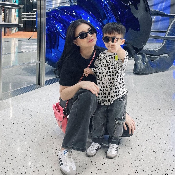 <p>"<em>MasyaAllah</em> anak ganteng anak saleh, sehat-sehat ya, Nak," ujar seorang netizen. "<em>MasyaAllah tabarakallah</em>, Adzam lucu gemas banget," tutur netizen lainnya. (Foto: Instagram: @nathalieholscher)</p>