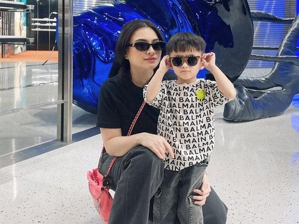 7 Potret Tampan Adzam Putra Nathalie Holscher, Sudah Bisa Ngonten Bareng Sang Bunda