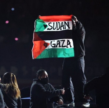 Bendera Palestina Berkibar Saat Kendrick Lamar Tampil di Super Bowl 2025