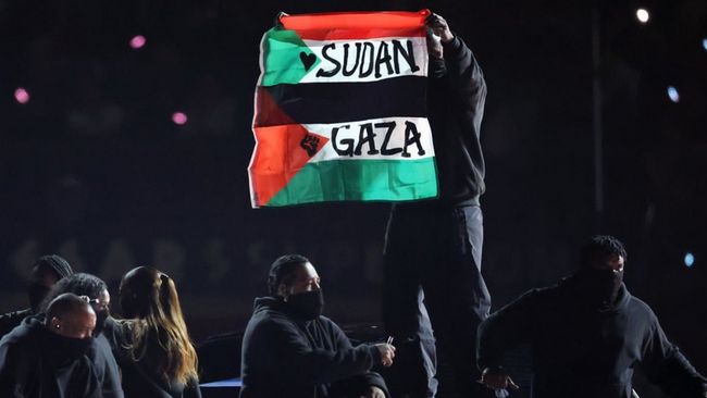 Bendera Palestina Berkibar Saat Kendrick Lamar Tampil di Super Bowl 2025