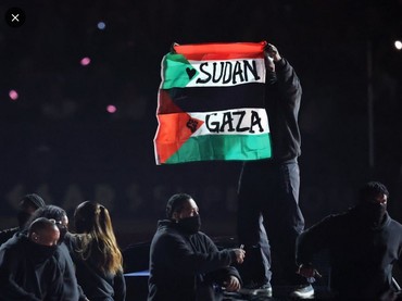 Bendera Palestina Berkibar Saat Kendrick Lamar Tampil di Super Bowl 2025