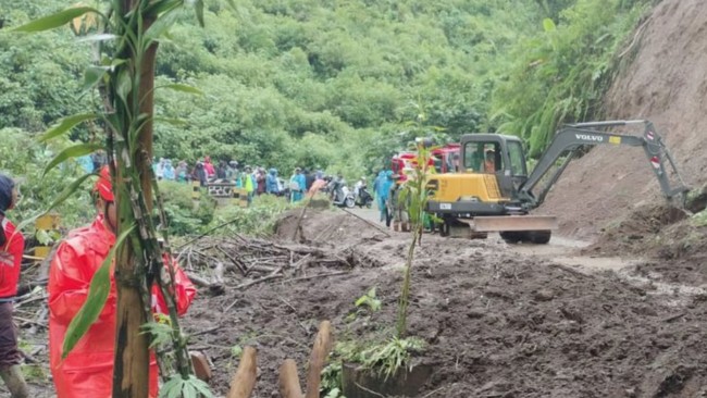 BPBD menyatakan tanah longsor yang terjadi di wilayah Desa Ngadas, berdampak pada putusnya jalur akses menuju Gunung Bromo via Malang.