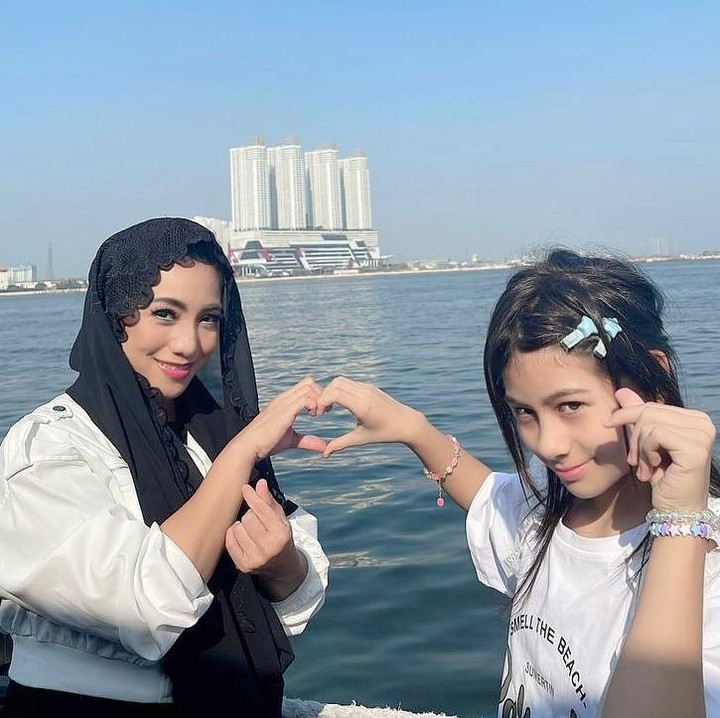 <p>Melihat dari laman Instagram-nya, Siti kerap mengunggah momen dengan sang putri. Keduanya sering menghabiskan waktu bersama termasuk berlibur. (Foto: Instagram: @siti_perk)</p>