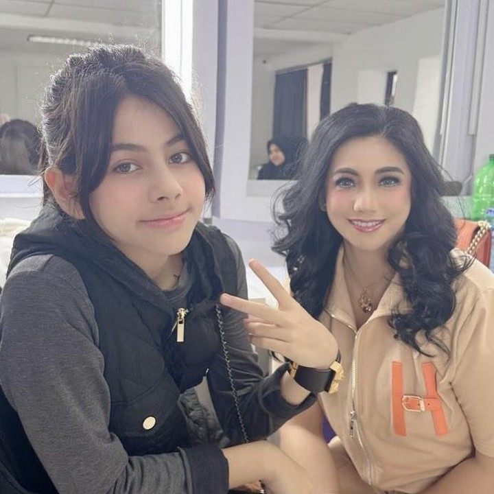 <p>"Elif sudah ABG <em>masyaAllah</em>," kata seorang netizen dengan menyisipkan emotikon hati. "<em>MasyaAllah</em> anak gadis sudah mau menyusul Mami tingginya," ungkap netizen lainnya. (Foto: Instagram: @siti_perk)</p>