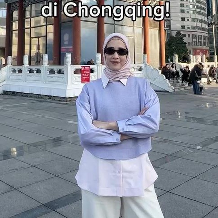 <p>Fanny menunjukkan fenomena yang ada di gedung Kuixing dalam video yang diunggah di Instagram. Di video ini, Fanny merasa sedang ada di lantai dasar, namun ia sebenarnya sedang berada di lantai 22. Menurutnya, fenomena ini terjadi karena perbedaan elevasi yang besar akibat medan berbukit di Chongqing. (Foto: Instagram @fannyfabriana)</p>