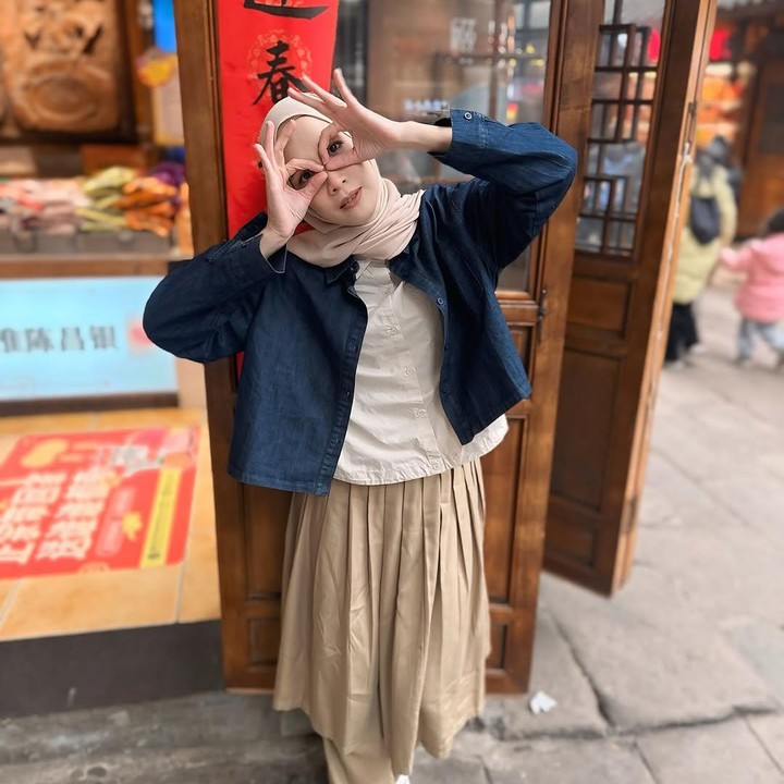 <p>Di foto lainnya, Fanny menunjukkan momen saat berada di Ciqikou Ancient Town, yang terletak di taman Chongqing. Melalui <em>caption</em> di unggahan ini diketahui bahwa Fanny pergi berlibur sendiri tanpa suami dan empat anaknya. "Papa Zacky i miss you.. Selamat ngurusin anak” ya,,semangat Papajakiiii. Suasana pagi hari mau berangkat sekolah yang pasti selalu heboh, Mama Fanny ga ikutan dulu ya," tulisnya. (Foto: Instagram @fannyfabriana)</p>