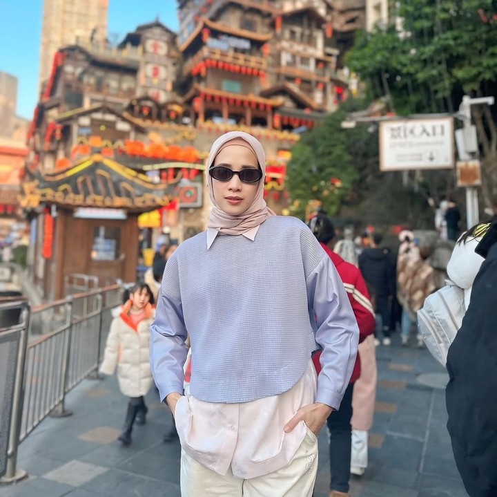 <p>Fanny secara khusus mengunjungi Gedung Kuixing di Chongqing. Gedung yang merupakan sebuah plaza ini menjadi salah satu destinasi wisata yang terkenal di sana karena menawarkan pengalaman unik untuk pengunjung. (Foto: Instagram @fannyfabriana)</p>