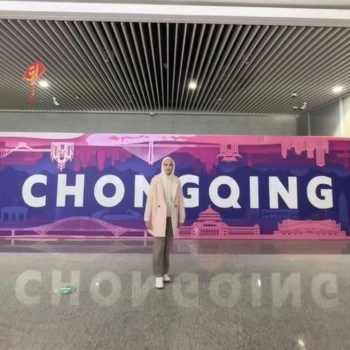 <p>Aktris Fanny Fabriana saat ini diketahui tengah berlibur ke China bersama beberapa sahabatnya. Fanny memutuskan untuk mengunjungi Kota Chongqing untuk mengunjungi destinasi wisata yang viral di sana. (Foto: Instagram @fannyfabriana)</p>