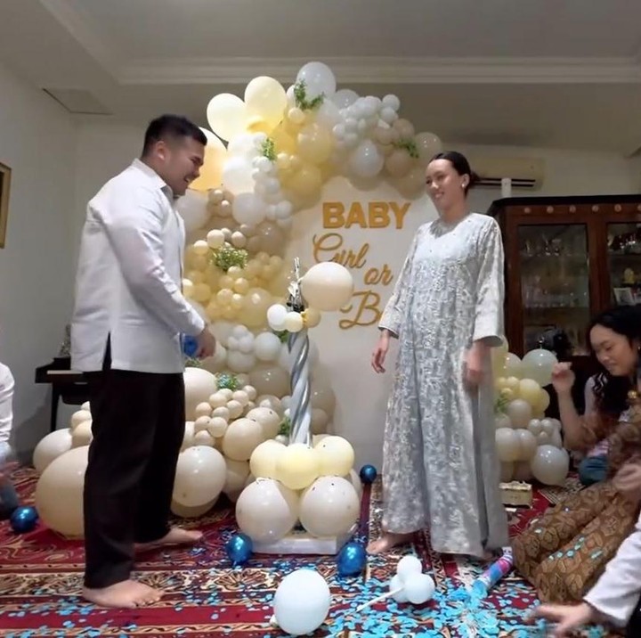 <p>Dalam acara gender reveal ini, Nabila dan sang suami mengumumkan jenis kelamin anak pertama mereka dengan bantuan tamu yang hadir. Beberapa tamu diberi kesempatan untuk menembakkan conffeti yang ternyata di dalamnya berwarna biru. Ya, itu artinya Nabila bakal dikaruniai anak laki-laki, Bunda. (Foto: Instagram @t_orasudi_ro)</p>