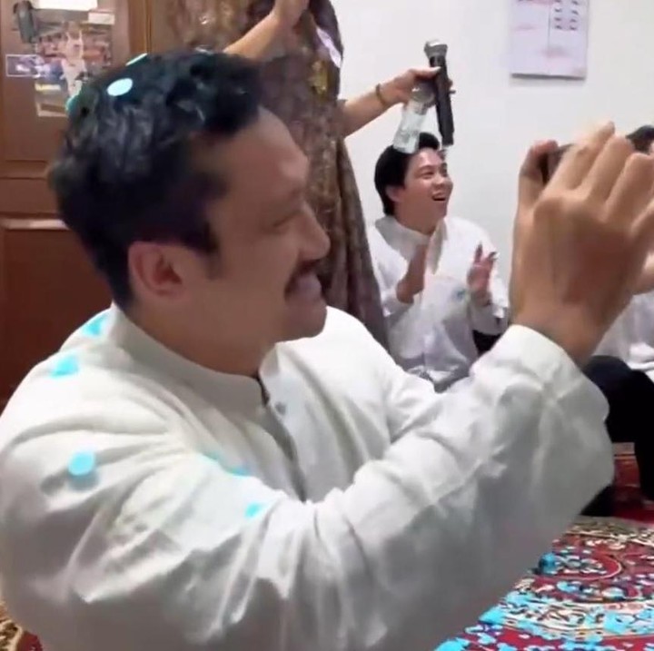 <p>Tora Sudiro terlihat bahagia saat mengetahui jenis kelamin cucu pertamanya. Tora berharap anak dan calon cucunya bisa diberikan kesehatan hingga hari persalinan. "<em>Bismillah</em>, mohon doanya, semoga cucuku dan ibunya sehat selalu. <em>Alhamdulillah</em> Le.. kamu blum lahir aja udah bikin bahagia banyak orang," tulisnya di Instagram. (Foto: Instagram @t_orasudi_ro)</p>