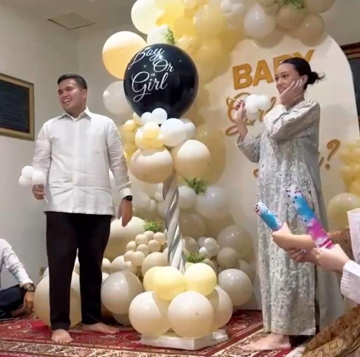 <p>Putri sulung Tora Sudiro, Nabila Sudiro, baru saja menggelar acara gender reveal kehamilan pertamanya. Acara ini berlangsung sederhana dan tertutup. Tampak hadir keluarga dan kerabat dari Tora Sudiro, Bunda. (Foto: Instagram @t_orasudi_ro)</p>