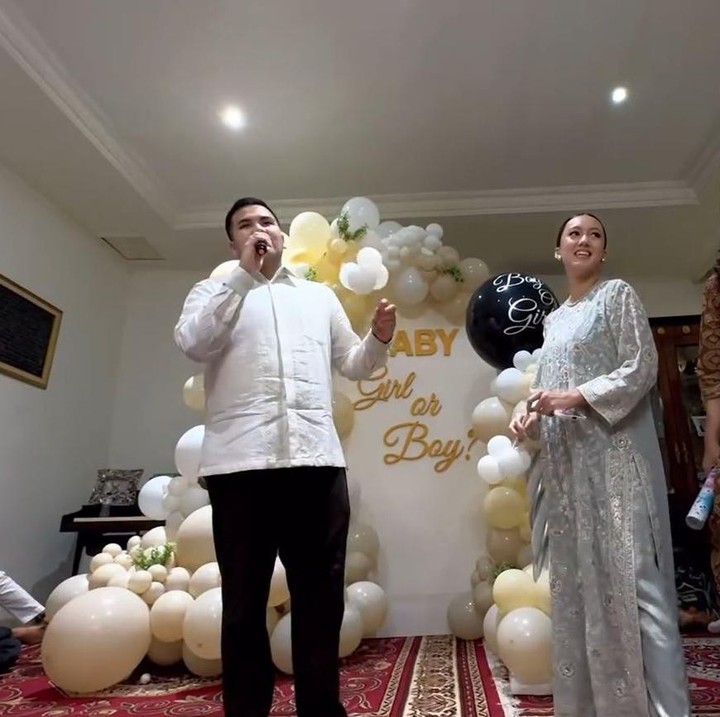 <p>Di acara ini, Nabila tampil cantik mengenakan dress berwarna silver, sementara itu sang suami Muhammad Ivan Lubis memakai kemeja putih dan celana hitam. Pasangan yang menikah pada 25 Agustus 2024 ini hanya menggunakan dekorasi sederhana yang didominasi warna kuning dan hijau untuk acara gender reveal. (Foto: Instagram @t_orasudi_ro)</p>