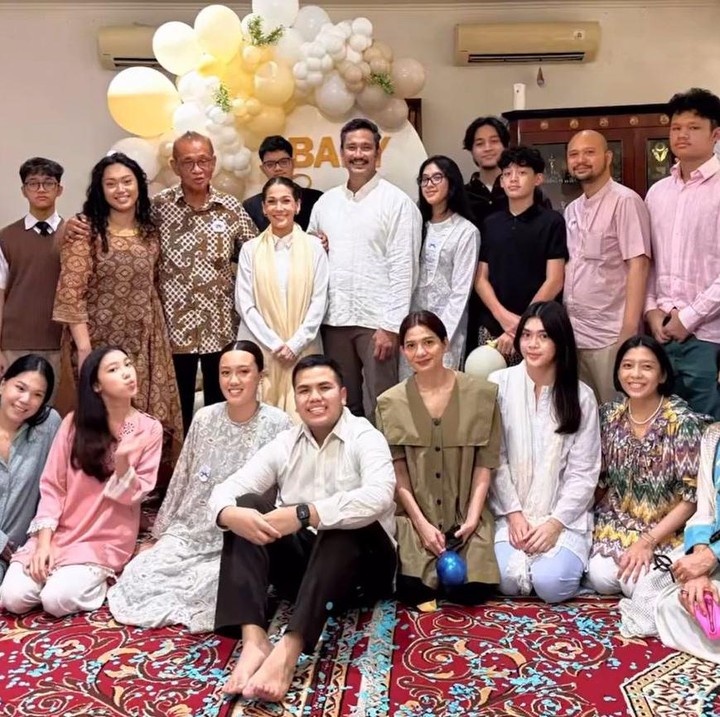 <p>Pesta gender reveal kehamilan pertama Nabila ini tampaknya tidak memiliki tema khusus, Bunda. Para tamu yang hadir terlihat mengenakan pakaian berwarna bebas, namun sopan. Acara juga digelar di dalam rumah tanpa ada pesta mewah. (Foto: Instagram @t_orasudi_ro)</p>