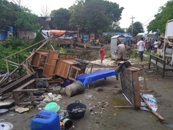 Angin Kencang Terjang Waduk Cengklik, 3 Gerobak PKL Porak-poranda