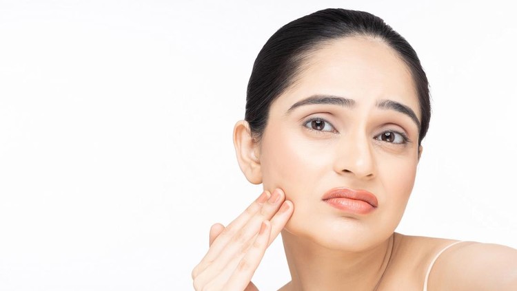 Ilustrasi wanita memakai makeup Ilustrasi wanita memakai makeup