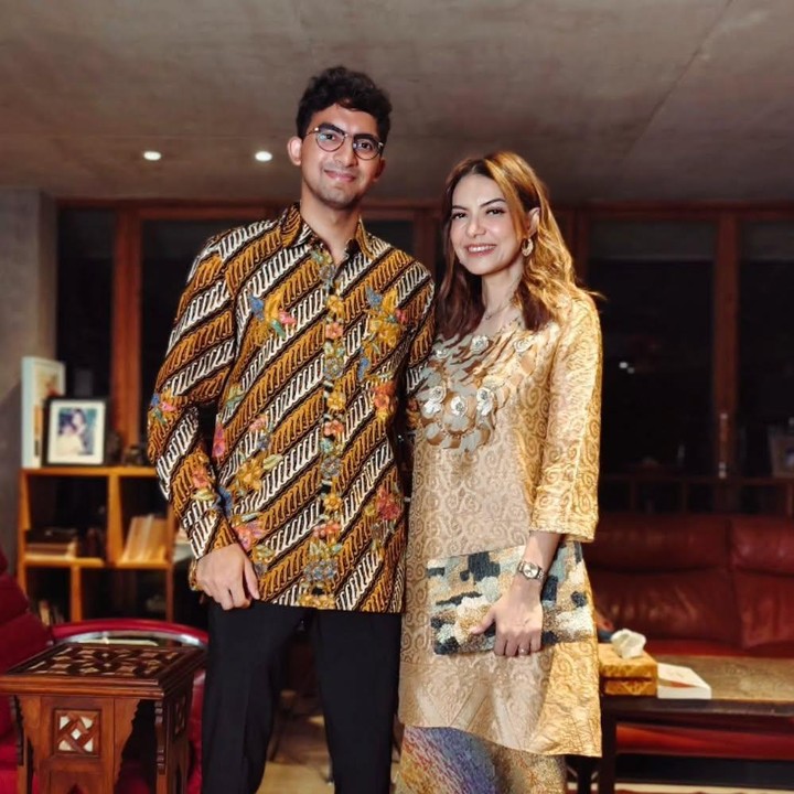 <p>Najwa Shihab termasuk Bunda yang sangat dekat dengan putranya. Dalam berbagai kesempatan, Bunda dan anak ini sering menghabiskan waktu bersama. Izzat bahkan pernah menemani sang Bunda saat datang ke pesta pernikahan. Potret tersebut pernah dibagikan Najwa di akun Instagram miliknya. (Foto: Instagram @najwashihab/ @izzatassegaf)</p>