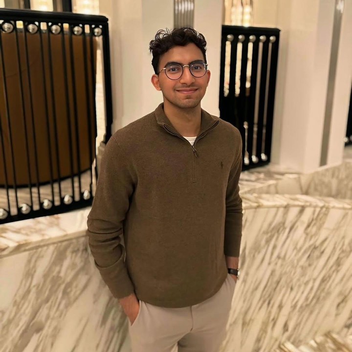 <p>Izzat cukup aktif di media sosial, Bunda. Ia sering membagikan aktivitasnya di Instagram, termasuk beberapa foto saat traveling ke luar negeri dan <em>quality time</em> bersama keluarga. (Foto: Instagram @najwashihab/ @izzatassegaf)</p>
