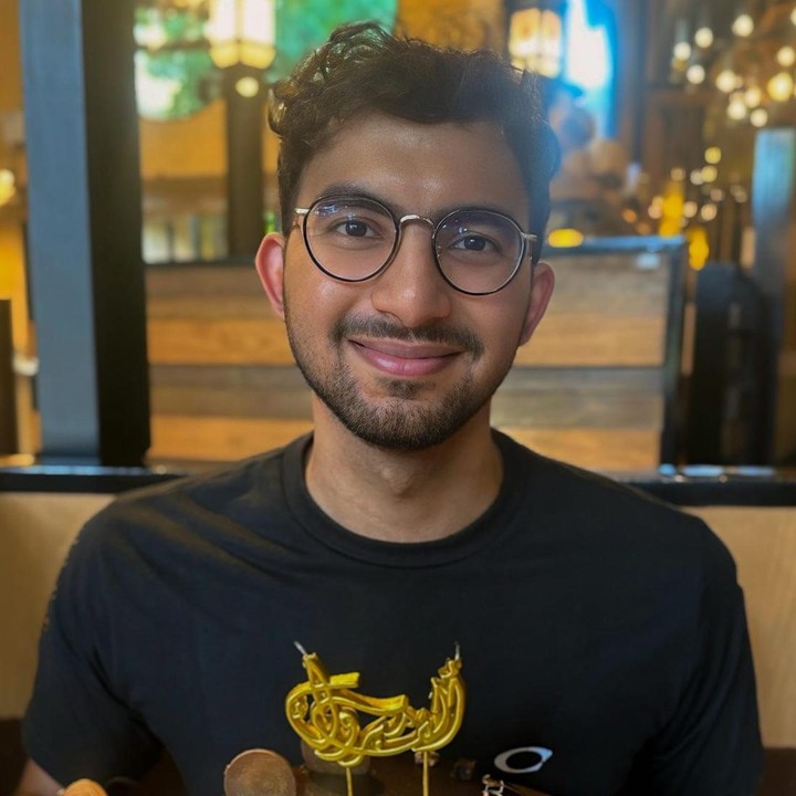 <p>Izzat Assegaf tumbuh menjadi sosok pria yang berprestasi lho, Bunda. Pria 24 tahun ini diketahui merupakan lulusan dari University of Westminster di Inggris dan saat ini diketahui sedang bekerja di perusahaan swasta yang bergerak di jasa telekomunikasi. (Foto: Instagram @najwashihab/ @izzatassegaf)</p>