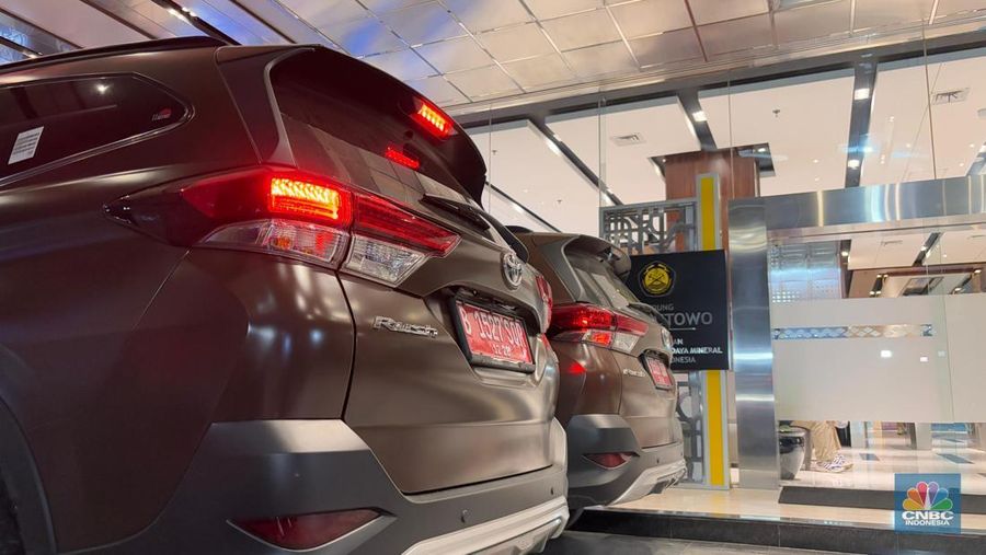 Kejagung membawa dokumen dari penggeledahan di Kantor Ditjen Migas, Senin (10/02/2025). (CNBC Indonesia/Firda Dwi Muliawati)