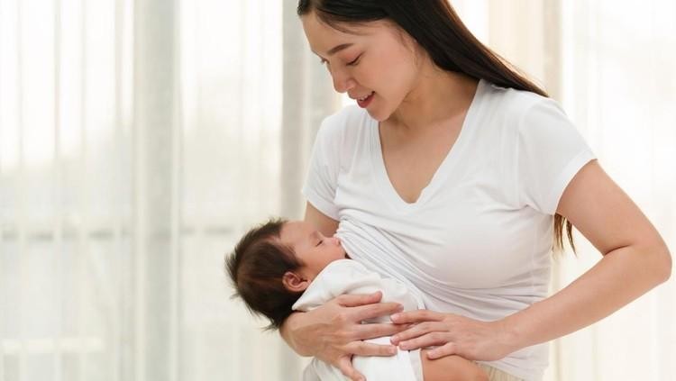 Gritte Agatha memiliki cara jitu atasi ASI tersumbat di awal menyusui pasca melahirkan putrinya Agatha Hidayat. Seperti apa caranya? Simak yuk Bunda.