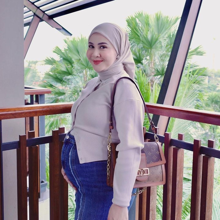 <p>Paras cantik Kesha di kehamilan ketiga ini banyak mencuri perhatian netizen, Bunda. Tak sedikit netizen memuji pregnancy glow dari keponakan aktris Mona Ratuliu ini. "Masya Allah cantikkk poullll aura bumillllll," tulis akun @ni***. "MasyaAllah..bumil cantik bnget," ungkap @ik***. (Foto: Instagram @kesharatuliu05)</p>