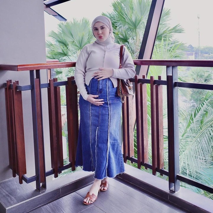 <p>Jelang persalinan, Kesha sudah menyiapkan banyak hal. Tak cuma menyiapkan fisik dan mental, perempuan bernama lengkap Sarasefeika Kesha ini juga sudah menyiapkan perlengkapan untuk calon anak ketiganya. Salah satu perlengkapan bayi yang sudah dibelinya adalah baju anak. (Foto: Instagram @kesharatuliu05)</p>