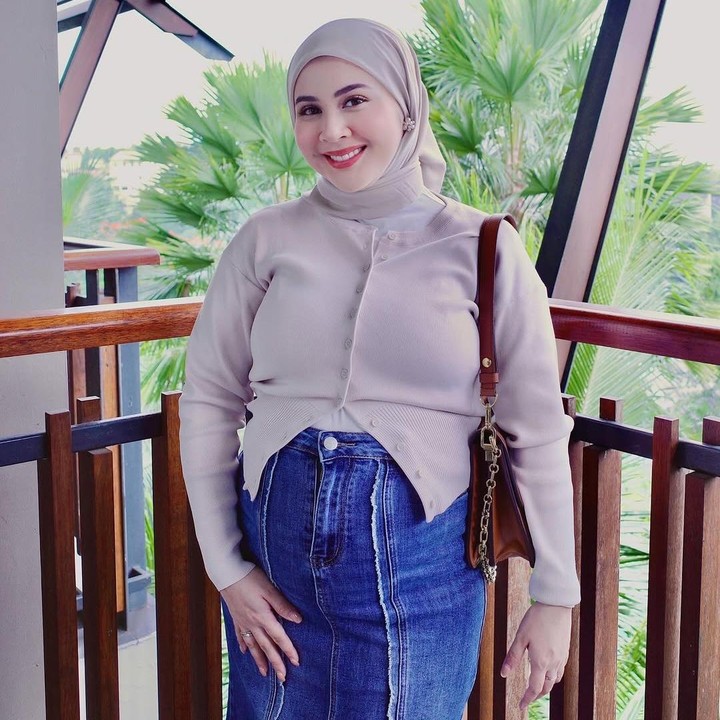 <p>Aktris Kesha Ratuliu sebentar lagi melahirkan anak ketiganya. Saat mengumumkan kehamilan ketiganya, Kesha sempat mengungkap perasaan yang campur aduk saat mengetahui kabar bahagia ini. Kesha tak sadar sudah hamil karena menggunakan KB IUD. Ia lantas memberanikan diri untuk periksa test pack karena menjadi lebih emosional. Benar saja, Kesha hamil anak ketiga. Meski tidak direncanakan, Kesha mengaku senang akan kembali dikaruniai seorang anak. "Pastinya (bersyukur), tapi balik lagi ini jalan Allah manusia cuma bisa berencana karena aku udah KB juga kan," ungkapnya di Instagram. (Foto: Instagram @kesharatuliu05)</p>