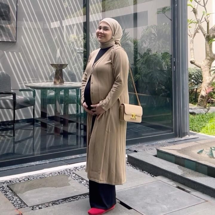 <p>Kesha pertama kali mengumumkan kehamilan ketiganya pada bulan Oktober 2024. Perempuan 26 tahun ini mengaku sempat syok saat tahu dirinya hamil lantaran tidak meraskan tanda-tanda kehamilan dan tengah menggunakan IUD. Meski sempat kaget, Kesha bersyukur karena diberikan kepercayaan lagi untuk mengasuh seorang anak. (Foto: Instagram @kesharatuliu05)</p>