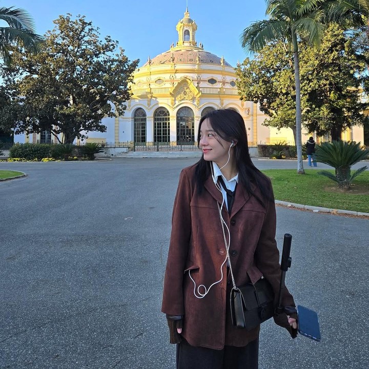 <p>Selain karena bakatnya dalam beradu akting, Sejeong juga berhasil menarik hati para penggemarnya melalui parasnya yang terlihat begitu memesona. (Foto: Instagram@clean_0828)</p>