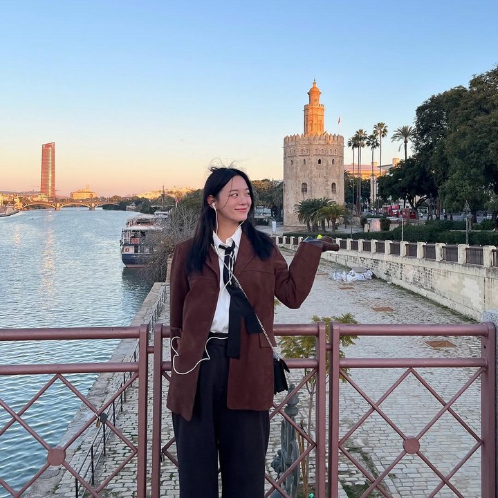 <p>Momen itu diketahui langsung melalui beberapa foto liburan yang diunggah oleh Sejeong di akun Instagram pribadinya. Pada <em>postingan</em> itu, Sejeong terlihat mengunjungi beberapa tempat wisata di Eropa. (Foto: Instagram@clean_0828)</p>