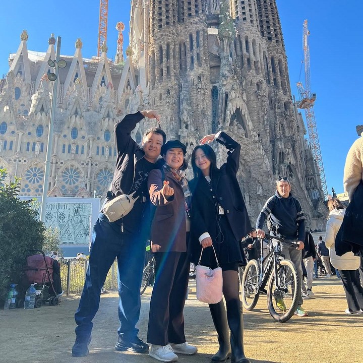 <p>Pada salah satu <em>postingan</em>-nya juga, Sejeong mengabadikan momen manis bersama sang Bunda dan kakaknya saat berada di Barcelona, Spanyol. Mereka menampilkan pose bentuk hati, Bunda. (Foto: Instagram@clean_0828)</p>