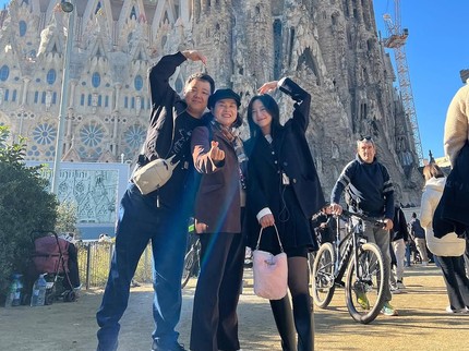 5 Potret Kim Sejeong Bintang Drakor Business Proposal Liburan bersama Ibunda ke Eropa