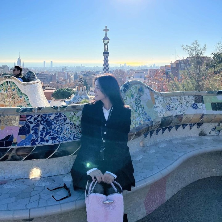 <p>Bintang drama Korea Business Proposal ini terlihat mengunggah foto-foto cantiknya juga. Ia pun menuai banyak pujian dari para penggemar. "Kamu semakin hari semakin cantik, duniaku," tulis akun <em>@sejese****.</em> "Ini sangat cantik," tulis akun <em>@shy__cherish****.</em> (Foto: Instagram@clean_0828)</p>