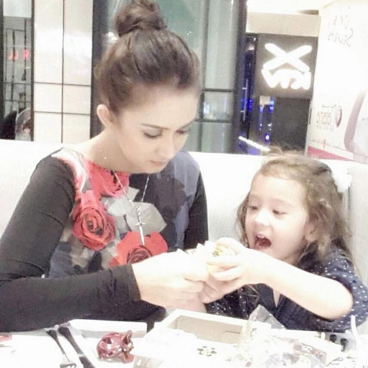 <p>Mikhaela Lee Jowono adalah anak perempuan Nafa Urbach dari pernikahannya dengan pria bernama Zack Lee. Kini, sang putri telah beranjak menjadi remaja cantik. Bunda ingin tahu bagaimana parasnya? (Foto: Instagram@nafaurbach)</p>