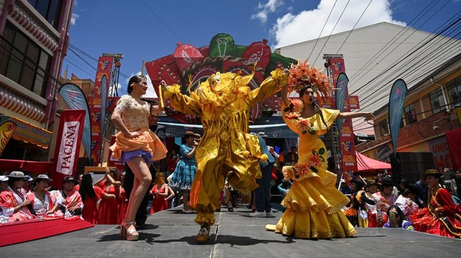 FOTO: Kebangkitan Pepino, Kemeriahan Karnaval Penuh Warna di Bolivia