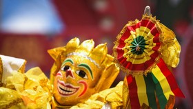 FOTO: Kebangkitan Pepino, Kemeriahan Karnaval Penuh Warna di Bolivia