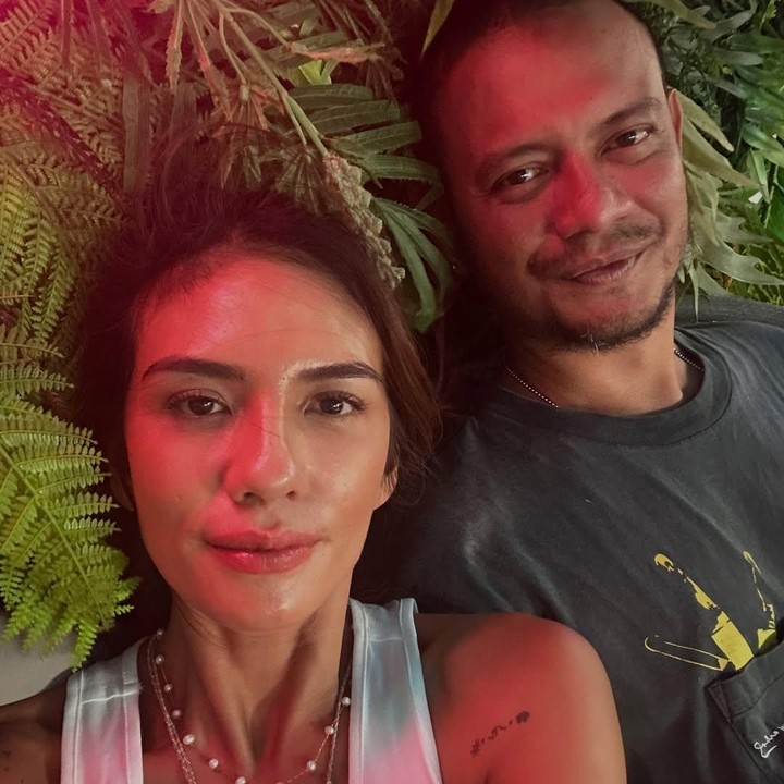 <p>"Selamat ulang tahun pernikahan untuk kalian berdua, semoga pernikahan kalian diberkati dengan cinta, kegembiraan, dan persahabatan sepanjang hidup kalian," ungkap seorang netizen. "Panjang umur cinta kalian, Mas Eno dan Mbak Nadila," jelas netizen lainnya. (Foto: Instagram: @nadila_ernesta)</p>