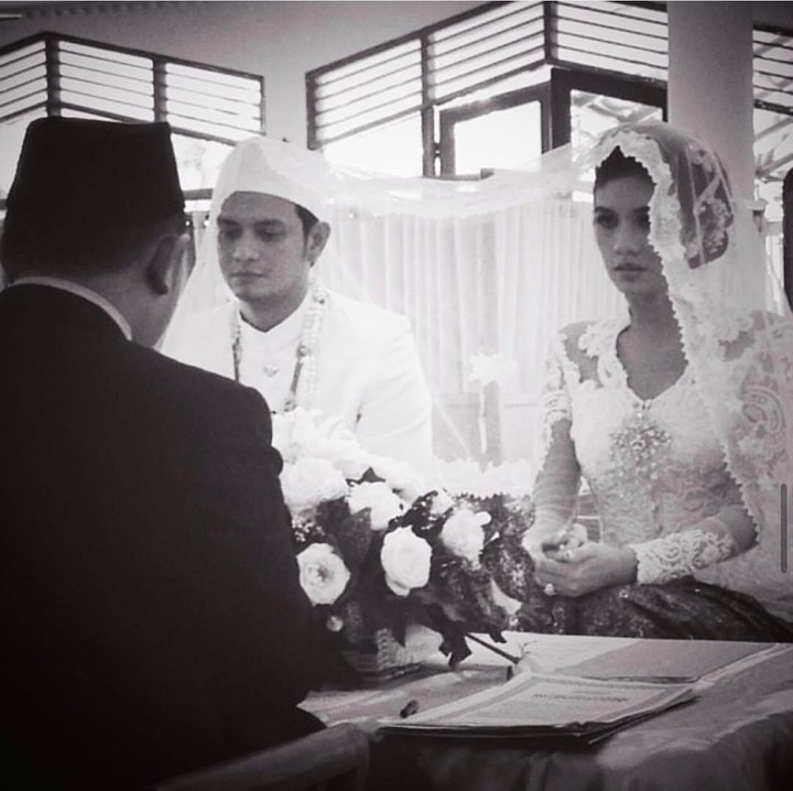 <p>Dalam rangka merayakan <em>anniversary-</em>nya ini, Nadila turut membagikan potret kenangan kala dirinya dan sang suami mengikat janji suci. Perempuan 37 tahun ini juga mengungkapkan rasa cintanya pada sang suami. (Foto: Instagram: @nadila_ernesta)</p>