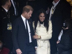 Meghan Markle & Pangeran Harry Turun Kelas Naik Pesawat Ekonomi