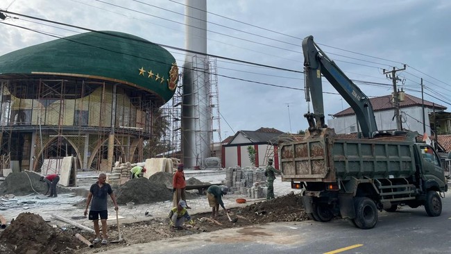 Desain masjid berbentuk baret warna hijau bintang empat ini diusulkan oleh Panglima Jenderal TNI Agus Subiyanto. Masjid tersebut diberi nama Masjid Ar Rohman.