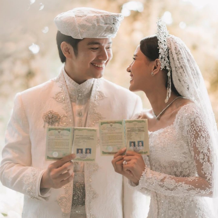 <p>Angga Yunanda dan Shenina Cinnamon terlihat begitu bahagia setelah resmi menjadi suami istri. Berita pernikahan keduanya ini tampaknya sangat mengejutkan bagi penggemar karena tidak tercium oleh publik dan media. "Sumpah nikah ? <em>Alhamdulillah my love bird</em>," tulis akun @ju***. "Demii apaaaa, <em>congratss love bird</em>," ungkap @try***. (Foto: Instagram @angga/ @sheninacinnamon)</p>