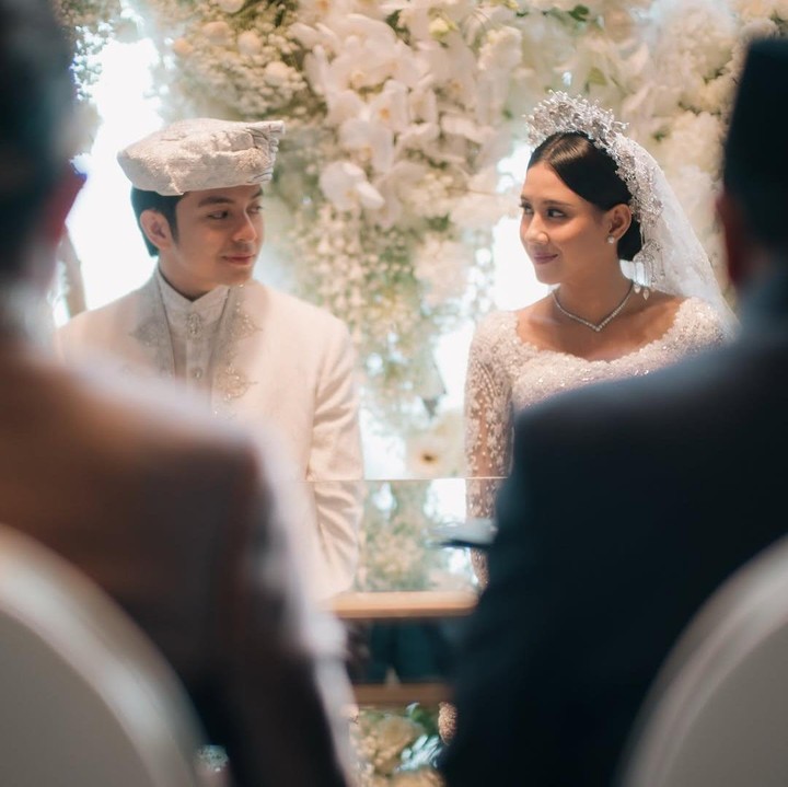 <p>Dalam unggahan ini, Angga hanya menuliskan <em>caption</em> singkat namun penuh makna. "<em>Forever and Always</em>," tulisnya. Pria 24 tahun ini juga membubuhkan <em>emoticon</em> hati atau cinta di akhir <em>caption</em>-nya. (Foto: Instagram @angga/ @sheninacinnamon)</p>