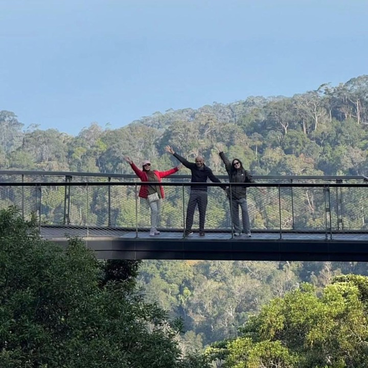 <p>Tak hanya itu, kedekatannya dengan mertua pun sering kali menarik perhatian. Bahkan, mereka juga baru saja menikmati liburan bersama di Penang Hill. (Foto: Instagram@pevpearce)</p>