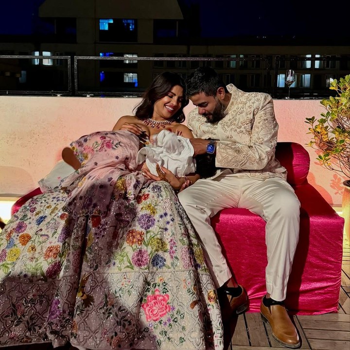 <p>Artis cantik Priyanka Chopra menghadiri acara pernikahan saudara laki-lakinya, Siddharth Chopra. Tidak sendiri, ia turut ditemani oleh sang suami, Nick Jonas, serta anak perempuannya, Malti Marie Chopra Jonas. (Foto: Instagram: @priyankachopra)</p>