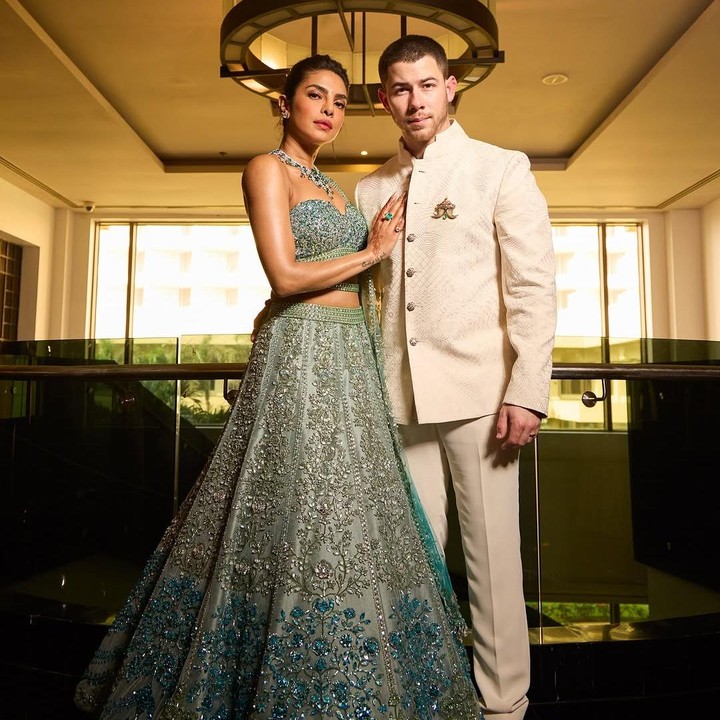 <p>Pada tampilannya yang lain, Priyanka juga menarik perhatian netizen karena mengenakan kalung zamrud dan berlian yang memukau. Kalun ini disebut sebagai<em> Emerald Venus Necklace</em> dari koleksi perhiasan mewah, Eden. (Foto: Instagram: @priyankachopra)</p>
